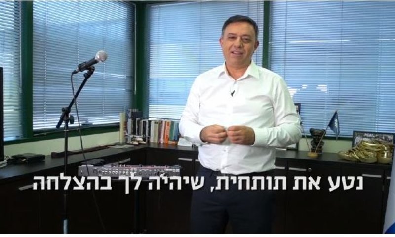 צפו: אבי גבאי מכין את נטע ברזילי לאירוויזיון