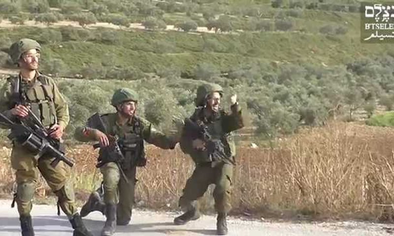 החדש של בצלם: לוחם שמח לאחר שפגע במחבל. צפו