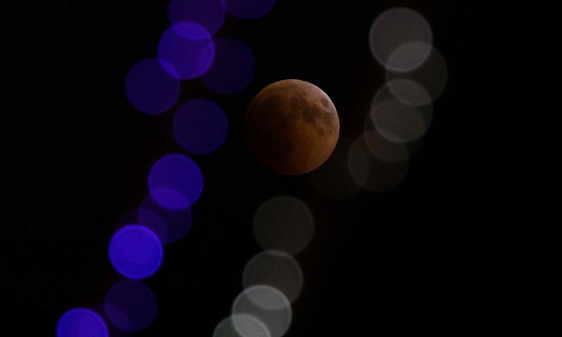 למקרה שפספסתם: ליקוי הירח הנדיר של המאה&bull; צפו