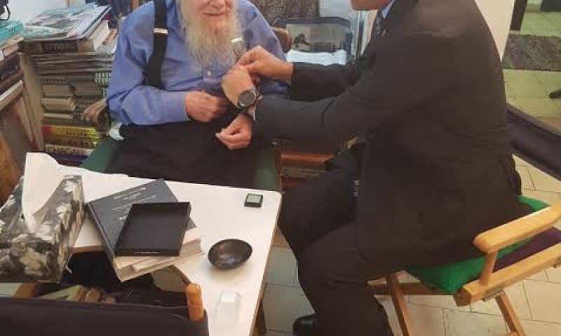 תיעוד מרגש: ברקת הפתיע את הרב שזכה בפרס. צפו