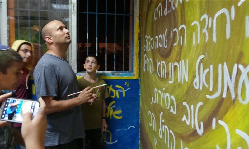 יד אח לכם שלוחה: הקיר שריגש את בנט