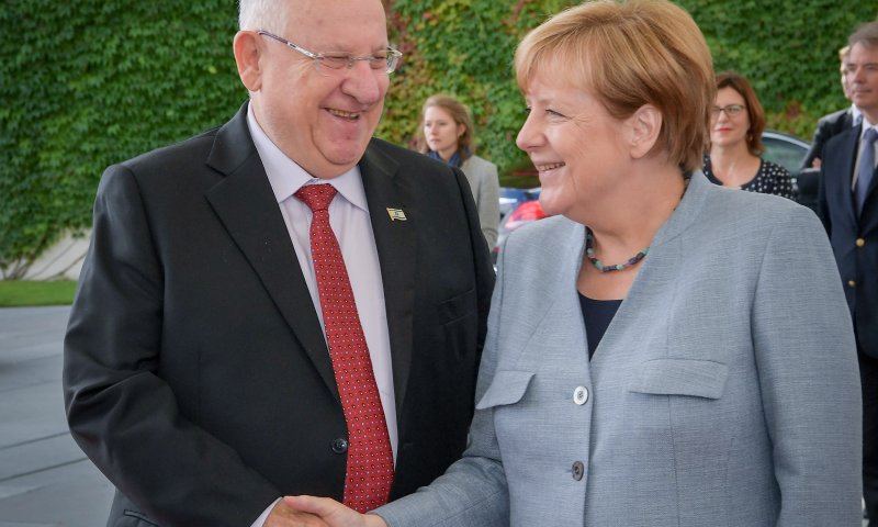 רבלין למרקל: חיזבאללה מתחמש ישראל תגיב