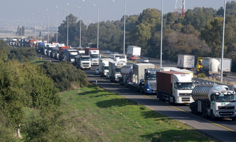 אותר באמצעות מסוק: חשוד בגניבת משאית נתפס ערום בתוך מערה