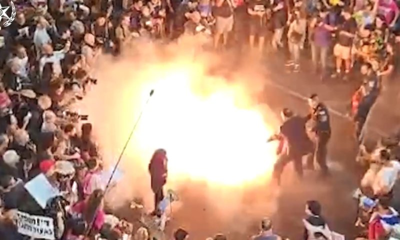 צפו: מפגיני שמאל כמעט הציתו שוטרים באיילון