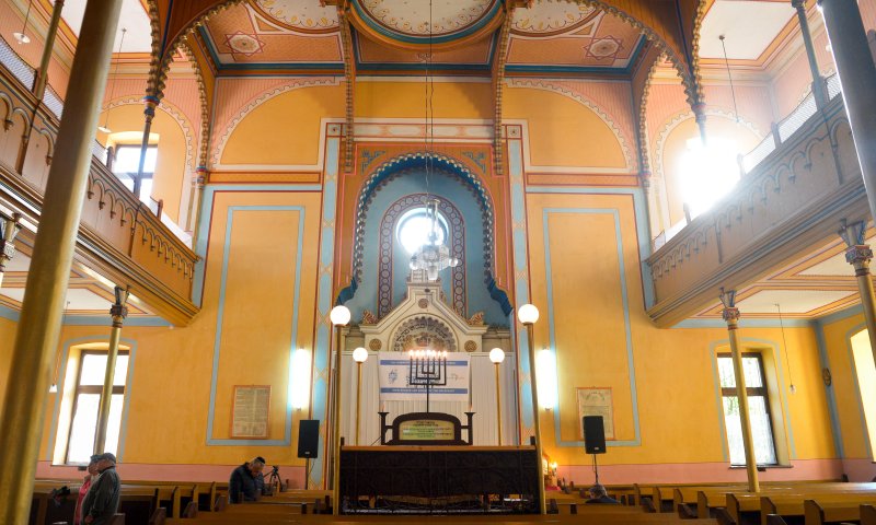 בעוד האב מתפלל, בתו נאנסה מחוץ לבית הכנסת