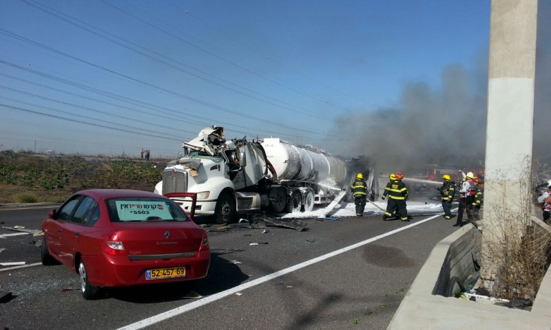 הרוג בפיצוץ מיכלית גז בתאונת דרכים בכביש 6
