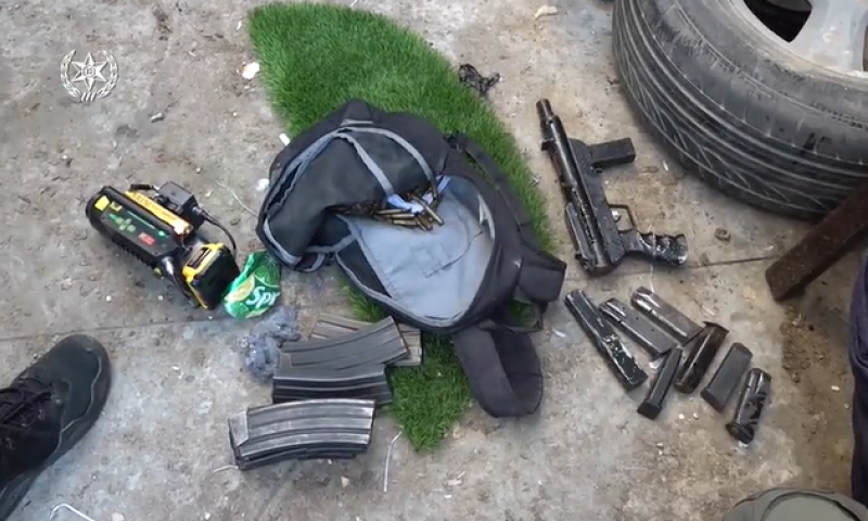 נשקים, מחסניות ורימוני עשן נמצאו בדירה ברמלה | צפו