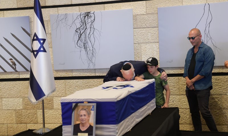 צפו: הנשיא ריבלין אומר קדיש לזכרה של רעייתו