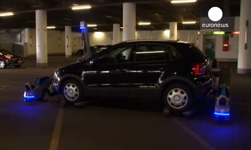 צפו: רובוט מחנה מכוניות בשדה התעופה