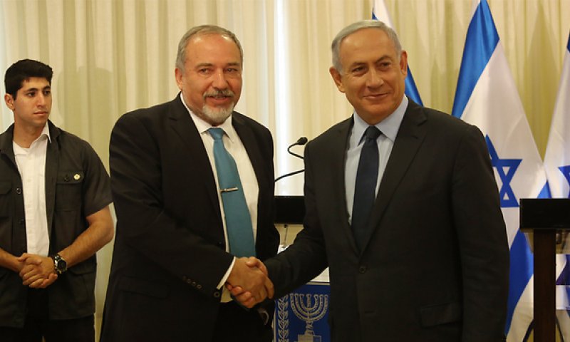 תם ולא נשלם: נתניהו וליברמן חתמו על הסכם; העיניים נשואות לבנט