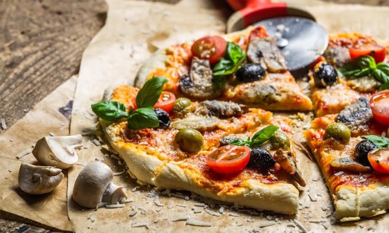 לכבוד יום המשפחה: כך תכינו פיצה משפחתית נהדרת