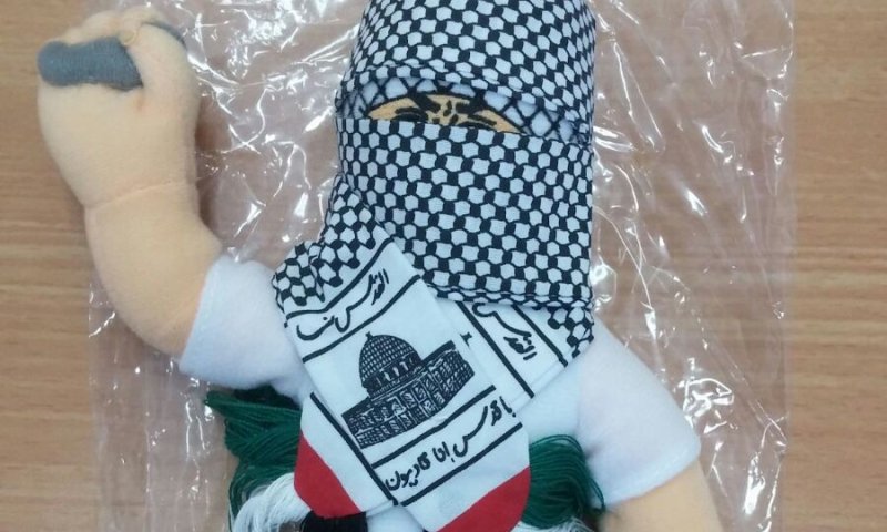 נתפס במכס: בובות הסתה של ערבי מיידה אבן