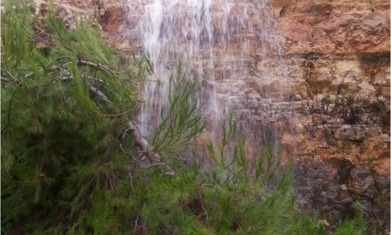 גשמי ברכה: צפו במפל שנוצר מתחת לישוב נריה