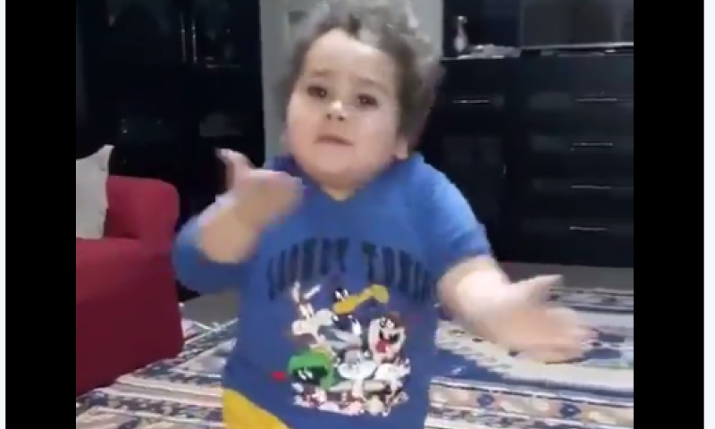 צפו: הילד הערבי שמשגע את הרשת