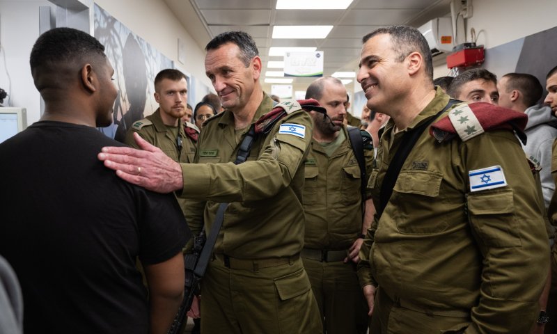 לא יעצרו אתכם: הרמטכ"ל עם המתגייסים החדשים