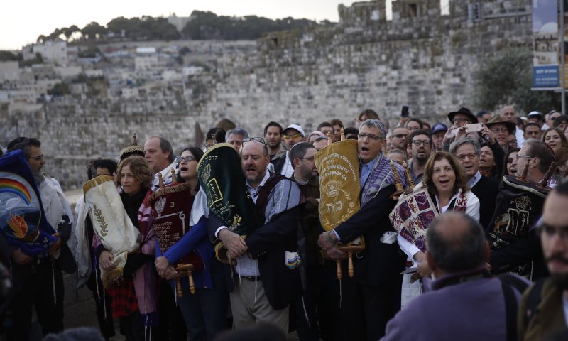 בראש תפילת הרפורמים בכותל: פעילי שמאל קיצוני