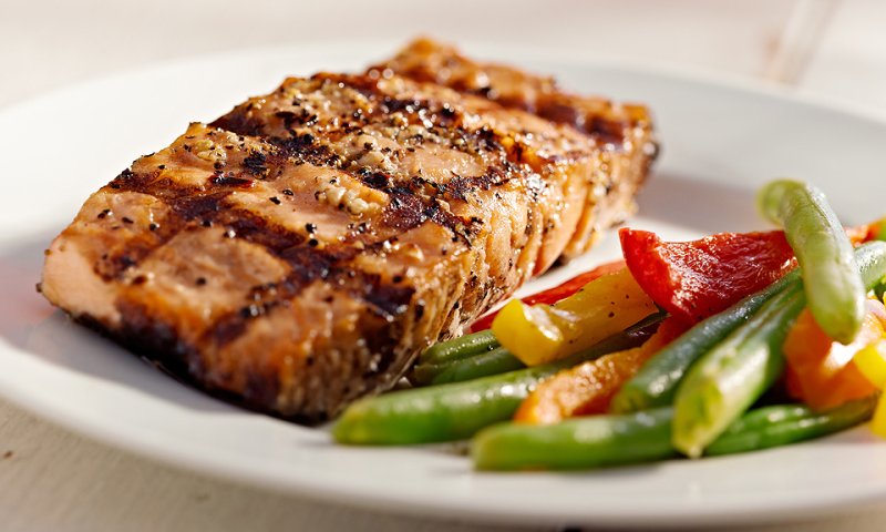 נמס בפה: סלמון במייפל וטריאקי, על מצע פלפלים