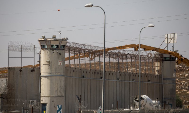 עצור פלילי נמצא מת בכלא עופר; חשד שהתאבד