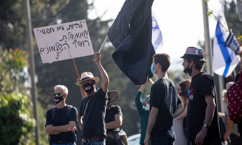 פעם נוספת: הפגנות הדגלים השחורים בבית השר אוחנה