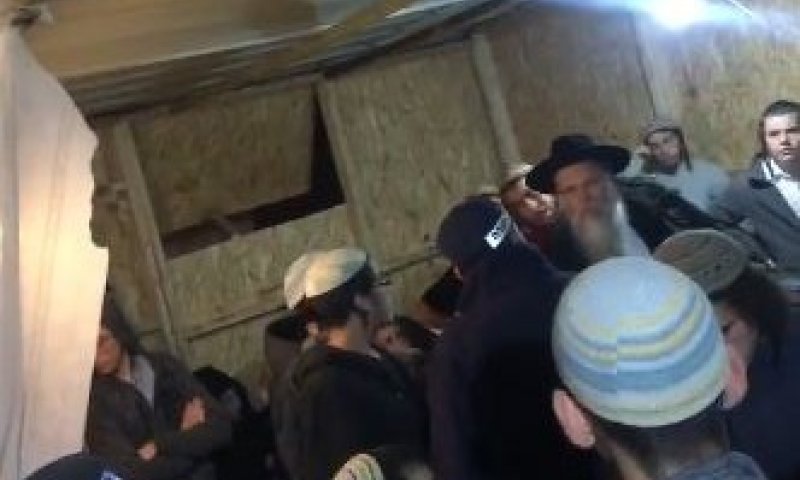 שוטרים פרצו לשיעור של הרב דב ליאור. צפו