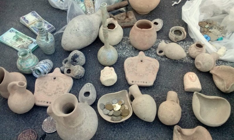 עשרות עתיקות החשודות כגנובות נתפסו בשוק של עכו