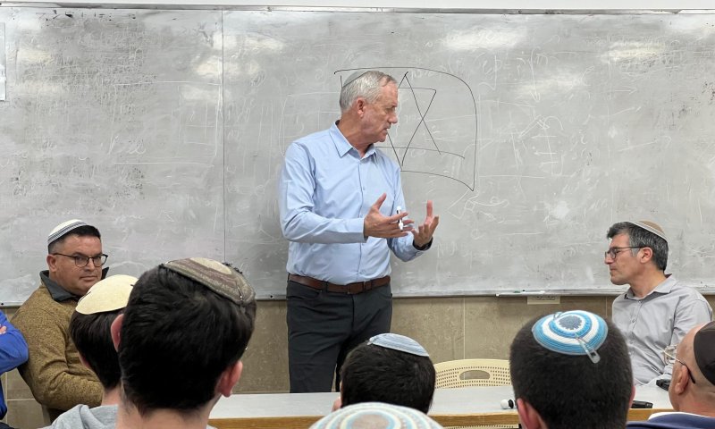 גנץ הגיע לישיבת ירוחם: 'מאמינים בצורך&nbsp;באחדות'