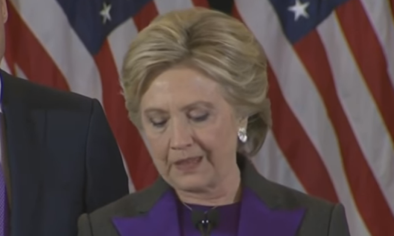 קלינטון בכתה וחשפה: אלה האנשים שבגללם הפסדתי