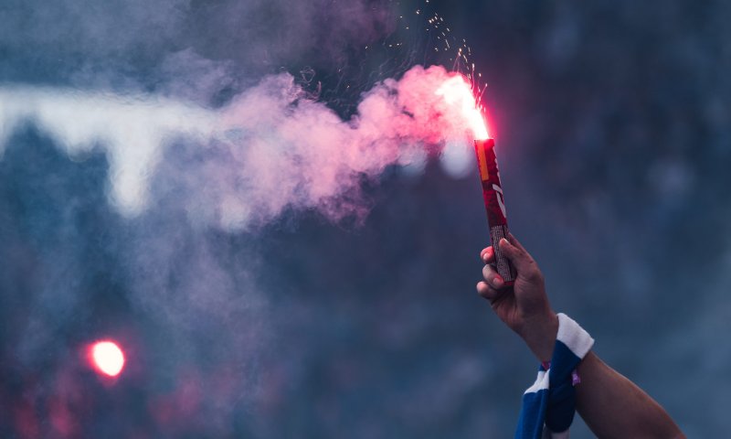 שיגר זיקוק במשחק כדורגל והורחק מהמגרשים לשנה