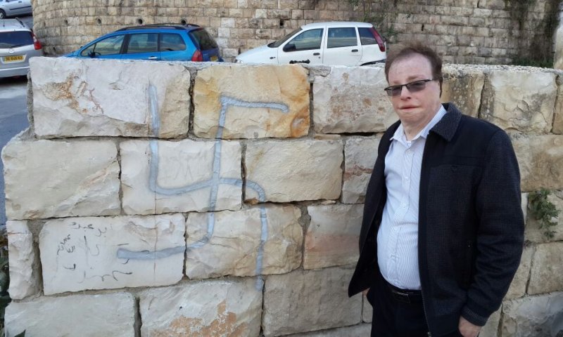 'מוות ליהודים' וצלבי קרס 400 מטר מהכותל