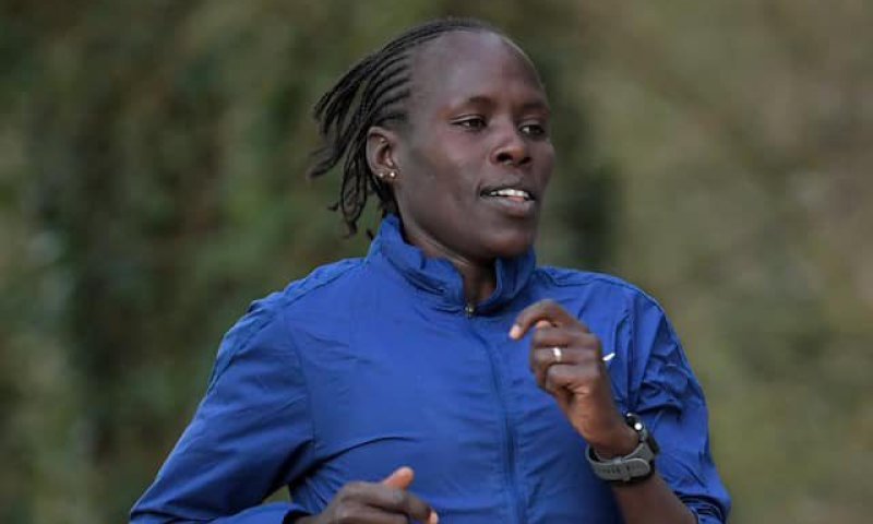 התגובות לאצנית שבחרה לעצור מרתון בגלל כאבי מחזור