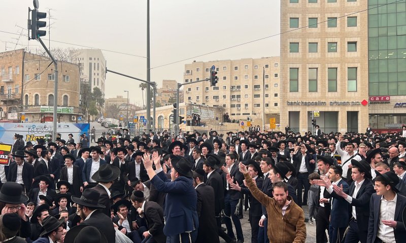 נגד הגיוס: מאות מפגינים חסמו את הכניסה לירושלים
