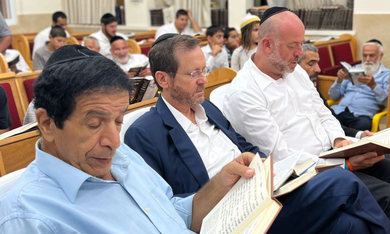 הרצוג בקריאת מגילת איכה: 'אזרחי ישראל תחת מתקפה'