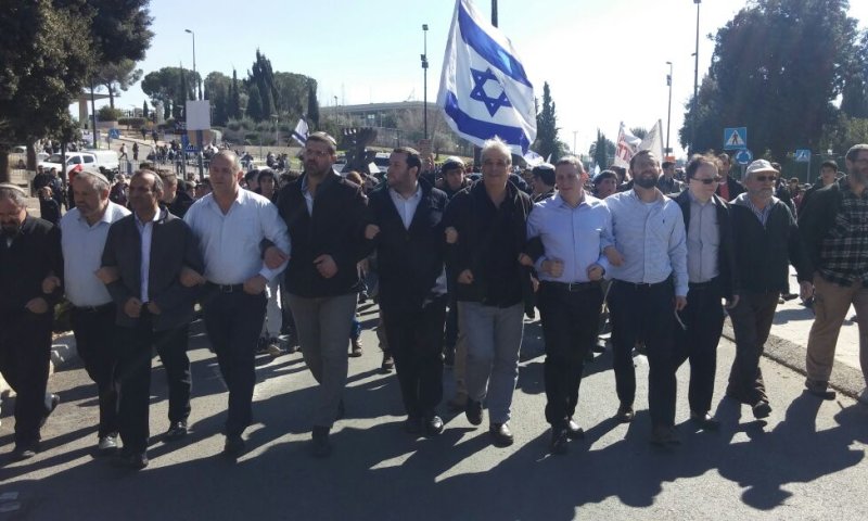 צפו: החלו ההצבעות על חוק ההסדרה; בחוץ אלפים מפגינים