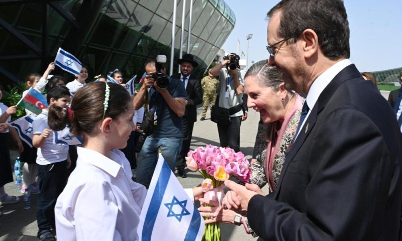 קבלת פנים מרגשת: הרצוג נחת באזרבייג'ן