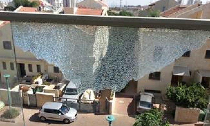 מרפסות הזכוכית מתנפצות, הדיירים חסרי אונים