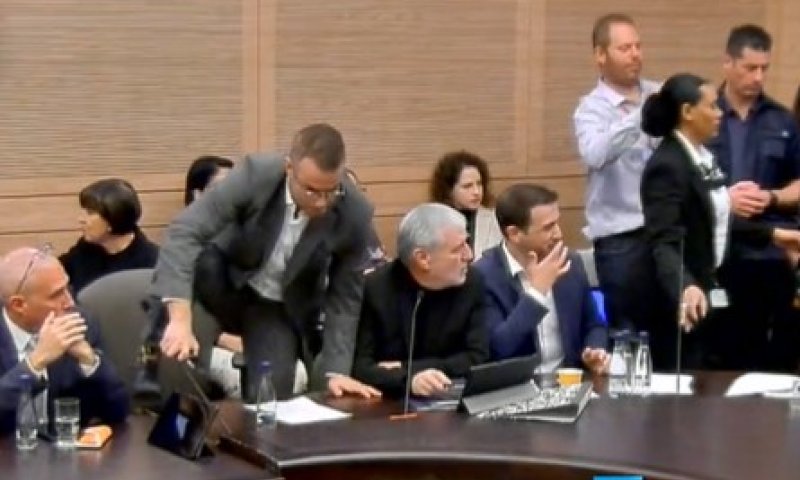 בזיון:ח"כ מהאופוזיציה טיפס על השולחן ורץ לעבר רוטמן