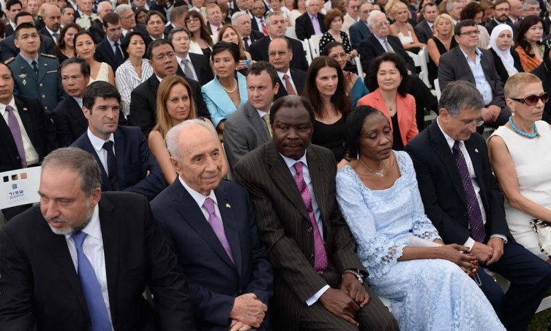הנשיא פרס לשגרירים: "הפעילו לחץ על חמאס"