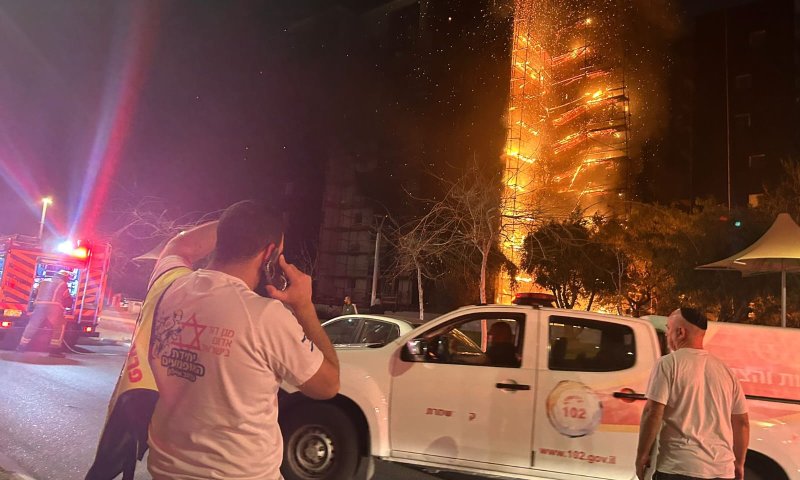 לפחות 20 פצועים בשריפה בבניין בבת ים, בהם אחד במצב קשה