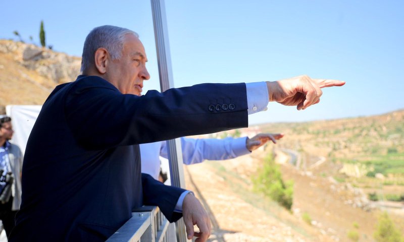 נתניהו על המרפסת באפרת: "זה אנחנו או הם"