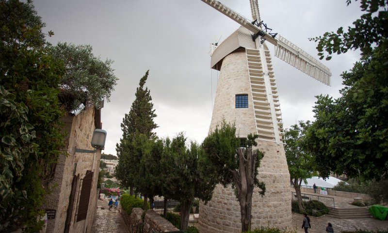 טחנת הרוח במחווה לנפילת החלל הראשון של ישראל