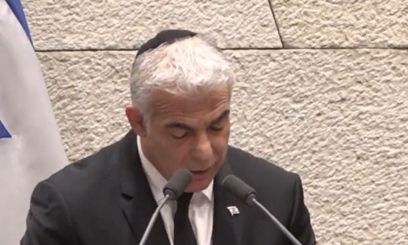 עם כיפה על הראש: לפיד בשיעור תורה בכנסת. צפו