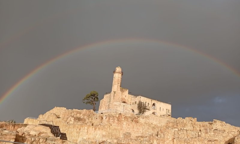 מרהיב: קשת מלאה באופק ירושלים; זרימות יפות בנחלים