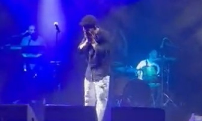 הזמר הישראלי פרץ בבכי באמצע הופעה. צפו