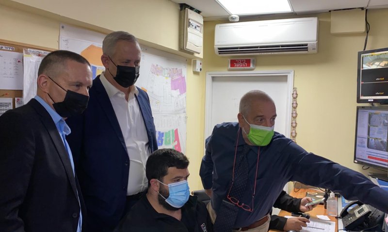 אחרי הפלאפל של נתניהו, גנץ יצא לביקור בקניון