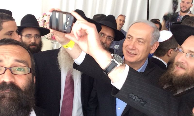 צפו: ה'סלפי' של נתניהו בכפר-חב"ד