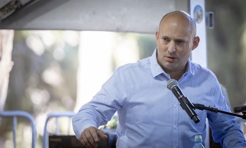 בנט תוקף: "נתניהו רק מאיים ואז מדליף שלא נתנו לו לתקוף"