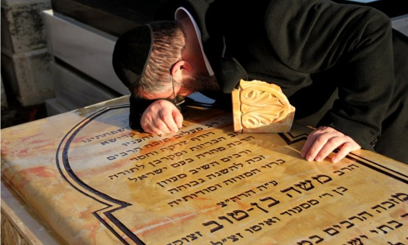 פקחי עיריית י-ם שברו את מצבתו של הרב משה בן טוב