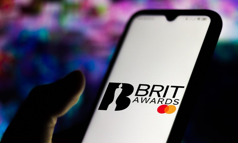 כוכבת עולה במוזיקה: הזמרת הבריטית שברה שיא