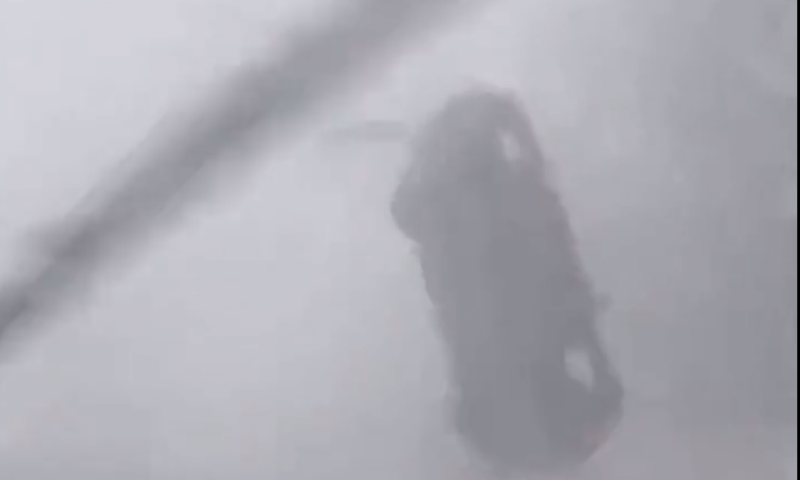 הוריקן אידיליה: מכוניות התעופפו באוויר | צפו