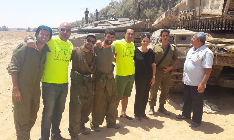 מרגש: חברי הבית היהודי ביקרו חיילים